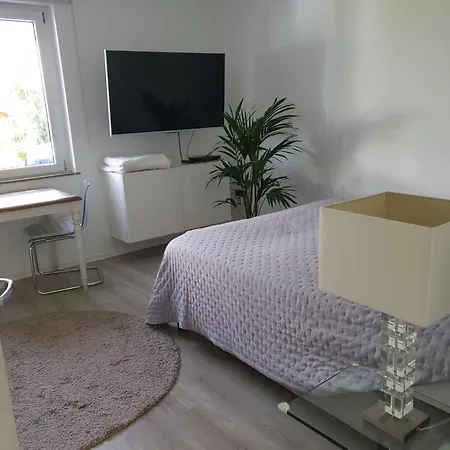 Im Gruenen Zwischen Messe & Flughafen Koeln! ケルン