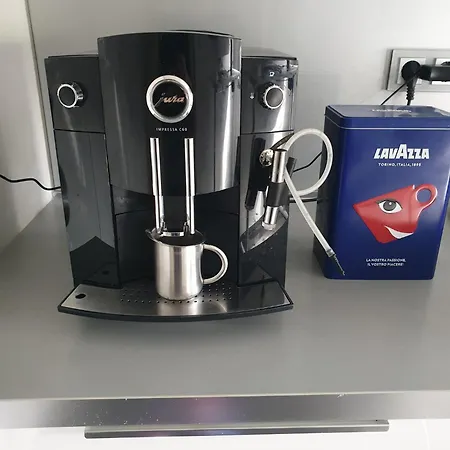 Im Gruenen Zwischen Messe & Flughafen Koeln! ケルン