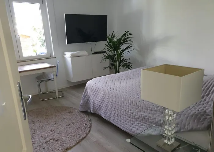 Im Gruenen Zwischen Messe & Flughafen Koeln! 科隆