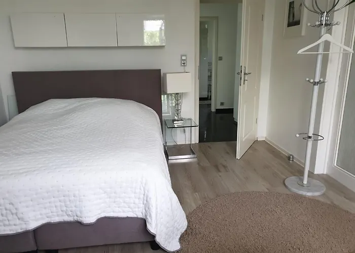 Im Gruenen Zwischen Messe & Flughafen Koeln! * 쾰른